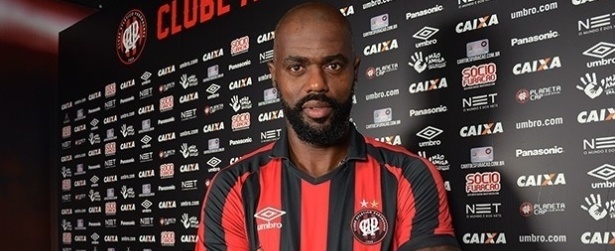 Atacante Grafite é o primeiro reforço do Atlético-PR para 2017