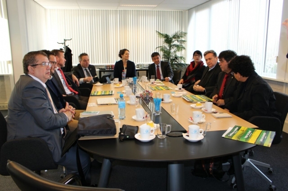 O governador Wellington Dias participa de reunião na empresa Kameleon Solar, na cidade Roosendaal, na Holanda (Crédito: Reprodução)