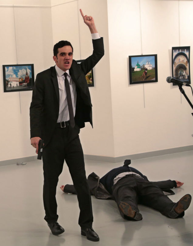 Atirador matou embaixador da Rússia (Crédito: Burhan Ozbilici / AP)