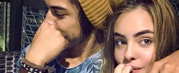 Douglas Sampaio posa em clima de romance e fãs especulam