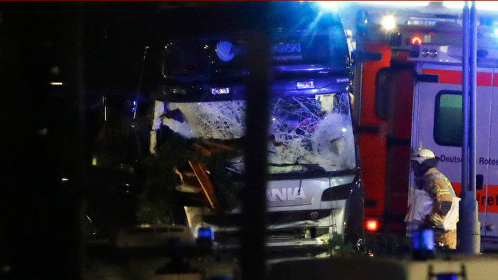 Caminhão invade feira de Natal em Berlim (Crédito: Reuters)