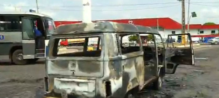 Kombi ficou destruída após o incêndio