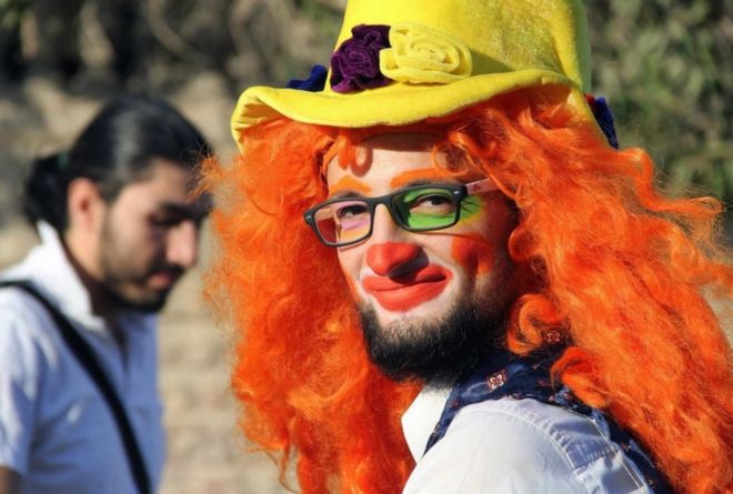 Anas al-Basha se fantasiava de palhaço para alegrar as crianças na cidade sitiada de Aleppo (Crédito: AP)