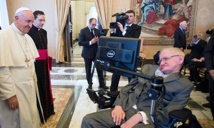 Stephen Hawking em encontro com o Papa (Crédito: Reprodução)