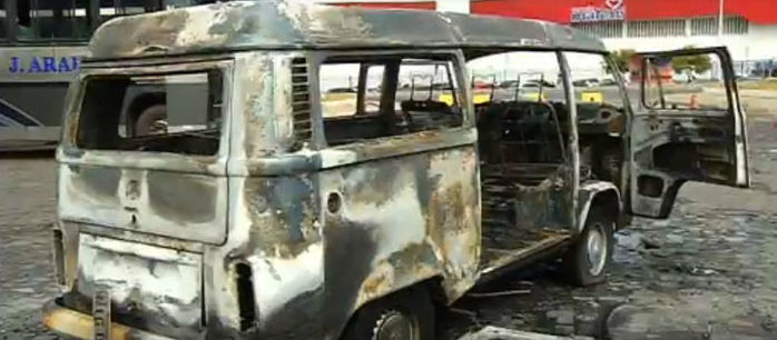 Veículo modelo Kombi ficou totalmente destruído