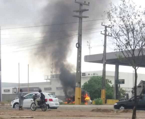 Véiculo pega fogo dentro de Posto de Combustível em Teresina (Crédito: Divulgação)