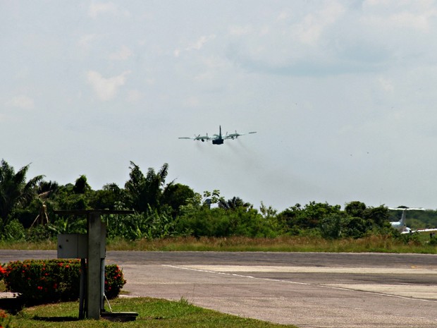 Aeronave decola para o resgate dos corpos das vítimas (Crédito: Suelen Gonçalves/ G1 AM)