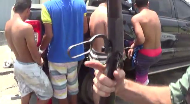 Rifle apreendido com os quatro acusados (Crédito: Rede Meio Norte)