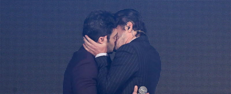 Marcelo Serrado e Marcos Veras roubam cena com beijo em evento