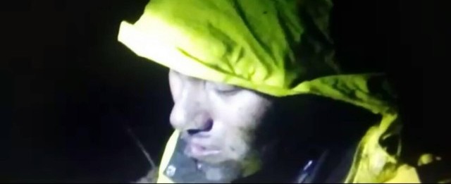 Polícia divulga vídeo com sobrevivente de voo logo após resgate