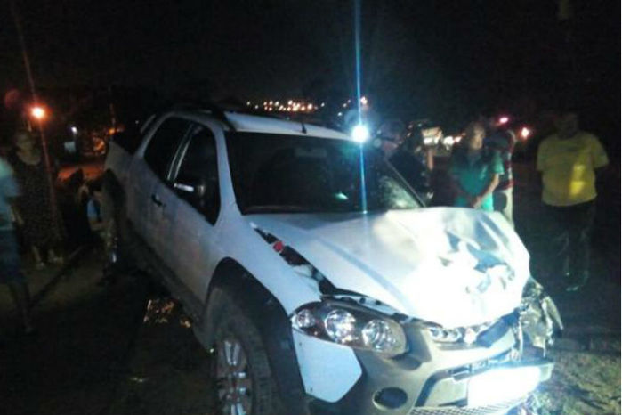 Caminhonete roubada ficou parcialmente destruída (Crédito: Reprodução/Whataspp)