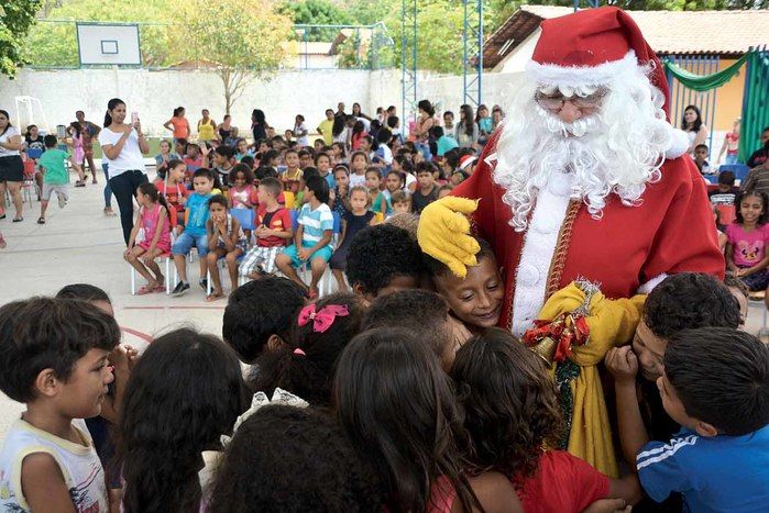 Papai Noel dos Correios presenteia crianças da Casa Meio Norte (Crédito: Gabriel Paulino )