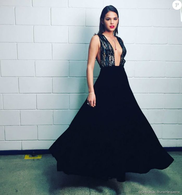 Bruna Marquezine arrasa com vestido decotado em premiação - Imagem 3