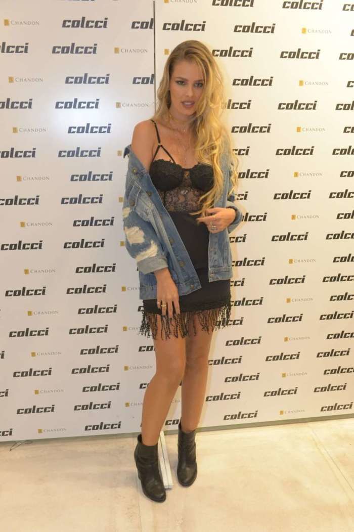á no look da Yasmin Brunet, a transparência aparece muito exagerada, o que não é aceito em ambientes mais formais.