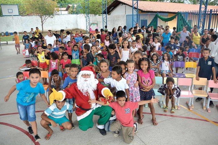 Papai Noel dos Correios presenteia crianças da Casa Meio Norte (Crédito: Gabriel Paulino )