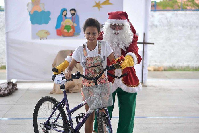 Papai Noel dos Correios presenteia crianças da Casa Meio Norte (Crédito: Gabriel Paulino )