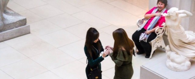 Idosa rouba a cena ao testemunhar pedido de casamento em museu