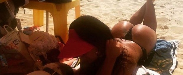 Mulher Melancia aproveita sol forte para deixar bumbum bronzeado