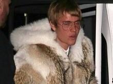 Justin Bieber aparece com look diferente para festa na Califórnia