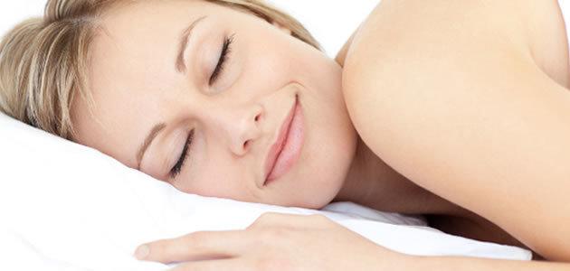 Conheça 5 benefícios de dormir sem roupa