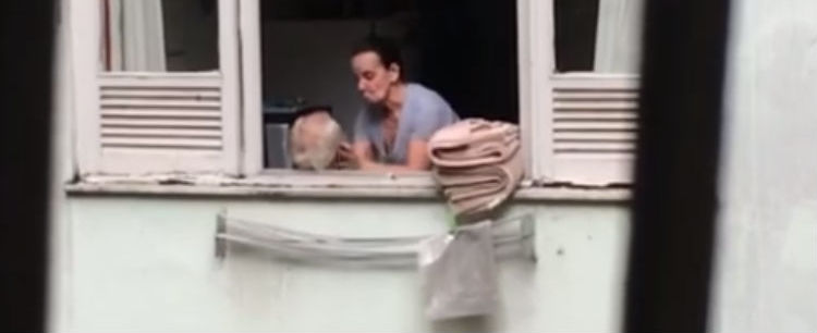 Vídeo mostra mulher agredindo marido idoso no Rio; assista