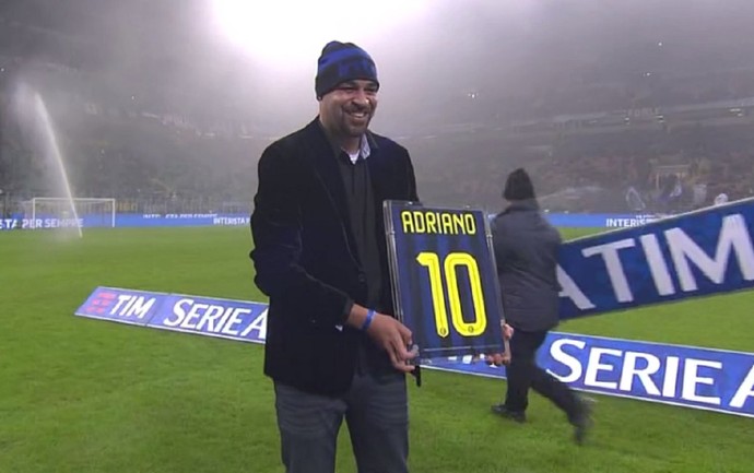 Adriano é homenageado no gramado do San Siro (Crédito: Reprodução)