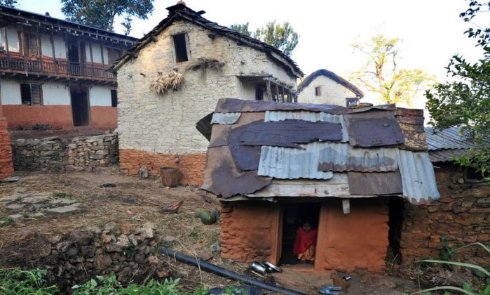 Imagem mostra menina isolada em cabana durante a menstruação, num vilarejo do distrito de Achham, no Nepal (Crédito: AFP)