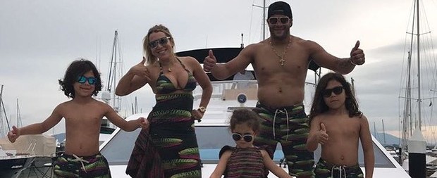 Hulk faz passeio de barco e mostra família com estampas iguais