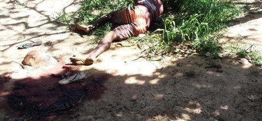Homem é encontrado morto a golpe de faca e pauladas em quintal