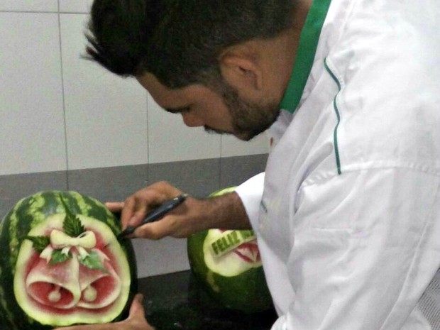 Iaac Batista esculpe papai noel e árvore de Natal em frutas (Crédito: Arquivo Pessoal)
