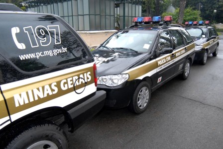 Polícia prende filha suspeita de esfaquear mãe no pescoço