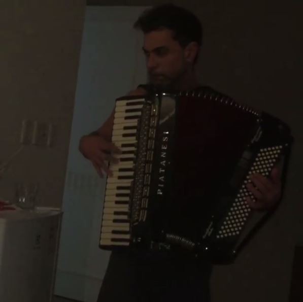 Zezé acordou Gracielle com serenata (Crédito: Reprodução)