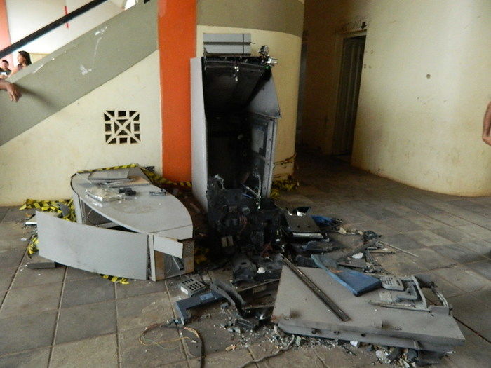 Bandidos armados explodem caixa eletrônico na Prefeitura de Picos