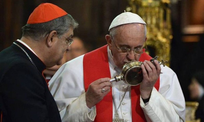 O Papa Francisco presenciou o milagre de São Januário no ano passado (Crédito: AFP)