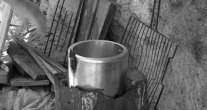Fogareiro onde cozinha Maria dos Navegantes