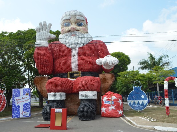 Papai Noel de garrafas pets tem 12 metros de altura (Crédito: Reprodução)