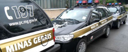 Polícia prende filha suspeita de esfaquear mãe no pescoço