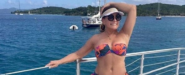 Susana Vieira exibe corpão só de biquíni durante passeio de barco