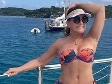 Susana Vieira exibe corpão só de biquíni durante passeio de barco