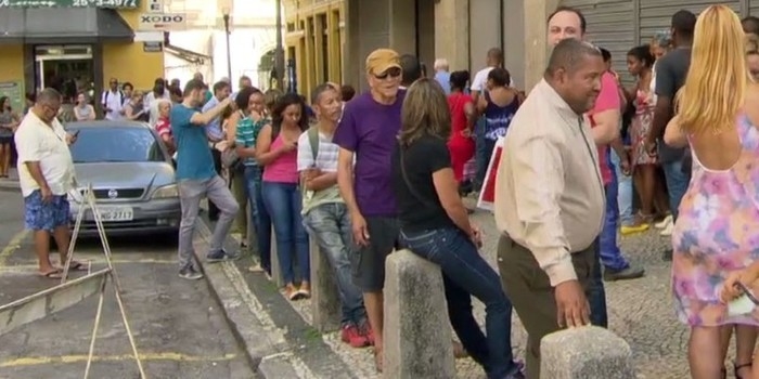 Sem salário há 36 dias, servidores fazem fila por cesta básica