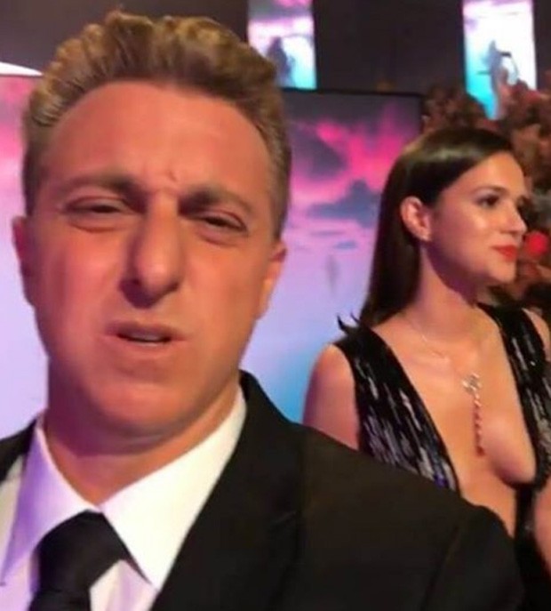 Huck registra super decote de Marquezine em Gravação