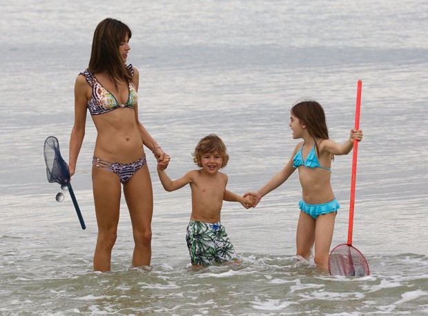 Alessandra Ambrosio curte férias com os filhos em Floripa