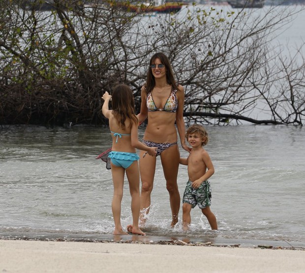 Alessandra Ambrosio curte férias com os filhos em Floripa