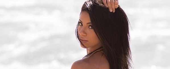 Musa dos saltos, Ingrid Oliveira, posa em ensaio só de biquíni
