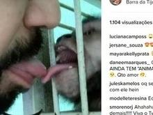 Latino polemiza ao dar beijo de língua no seu macaco de estimação