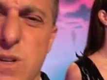 Huck registra super decote de Marquezine em gravação