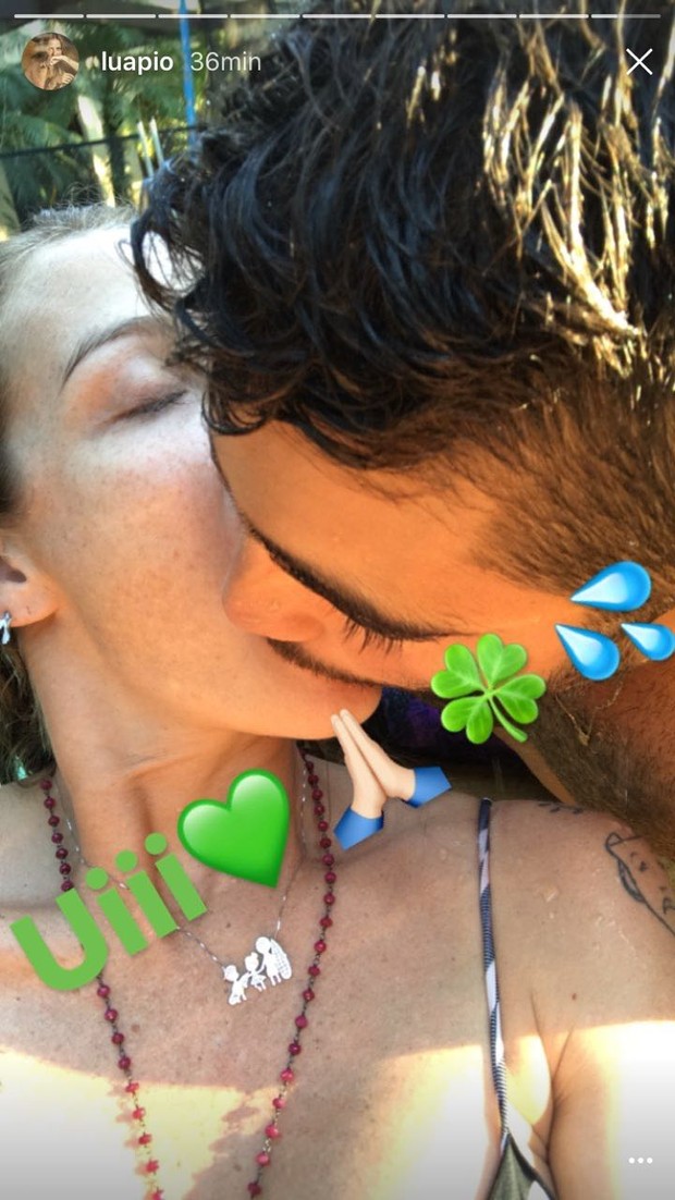 Luana Piovani e Pedro Scooby em beijo ardente