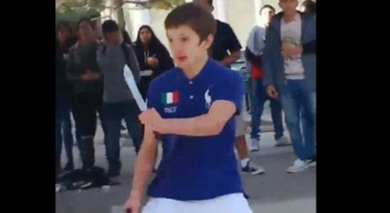 Após sofrer bullying, menino se enfurece e corta rosto do colega
