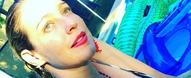 Luana Piovani exibe "corpão" de biquíni sexy e dá beijão em Scooby