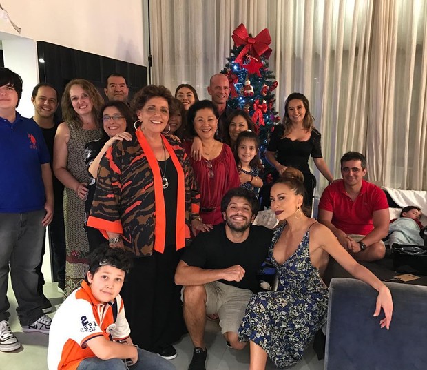 Sabrina Sato e Duda Nagle reúnem familiares em noite de Natal